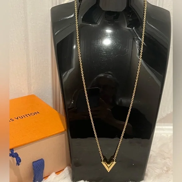 LOUIS VUITTON Essential V Necklace W Box & Dustbag